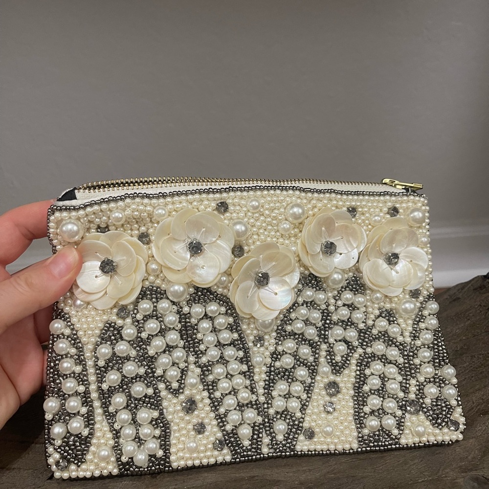 Charming Charlie RSVP Pearl Shell
Rhinestone Floral Cream Grey Clutch
Purse NEW